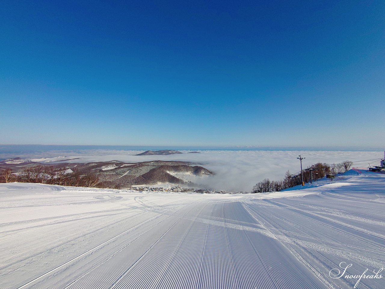 小樽天狗山スキー場　大雲海発生！息を吞む絶景とドライパウダー。北海道の雪山の魅力が詰まったローカルゲレンデを滑る！